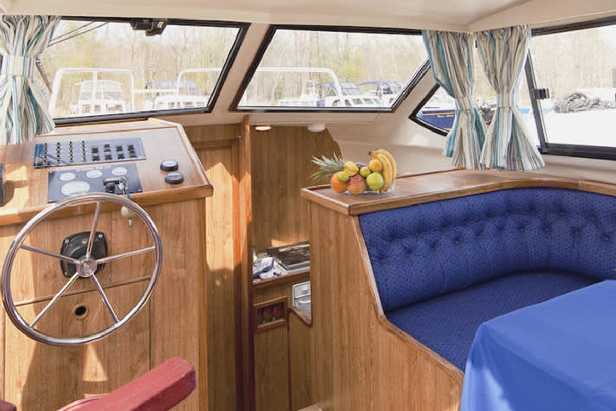 Cockpit of Royal Classique - Comfort 1, a Cygnet Royal Classique motorboat at Trèbes, France