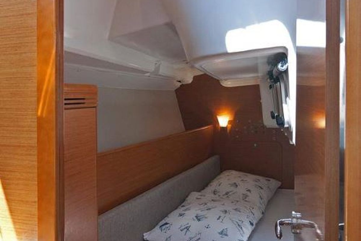Cabin on Kiki Kiss, a Jeanneau Sun Odyssey 33i sailboat at Split, Croatia