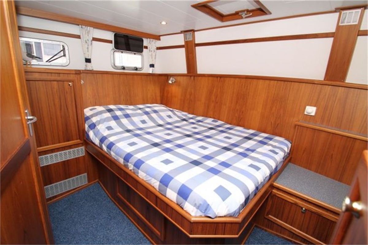 Cabin on Elaine, a De Drait Kotterjacht 10.7 GL motorboat at Woudsend, Netherlands