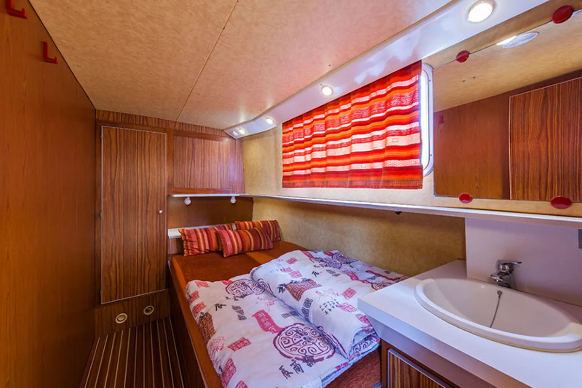 Cabin on 1120R-6, a Pénichette 1120 motorboat at Scey-sur-Saône-et-Saint-Albin, France