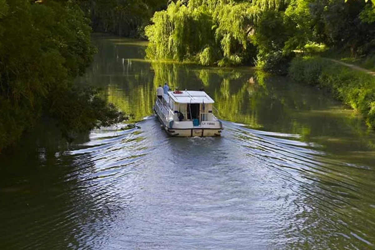 Exterior view of 1120R-6, a Pénichette 1120 motorboat at Scey-sur-Saône-et-Saint-Albin, France