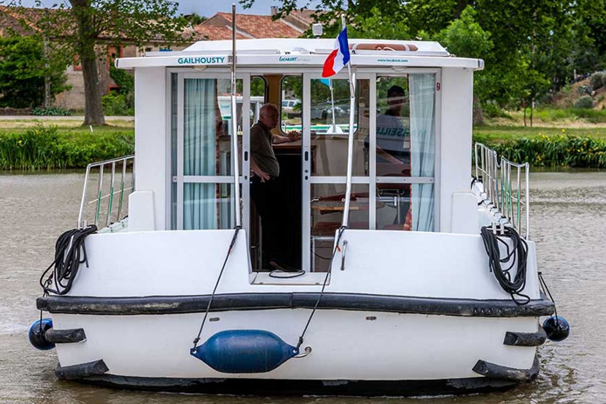 Exterior view of 1120R-6, a Pénichette 1120 motorboat at Scey-sur-Saône-et-Saint-Albin, France