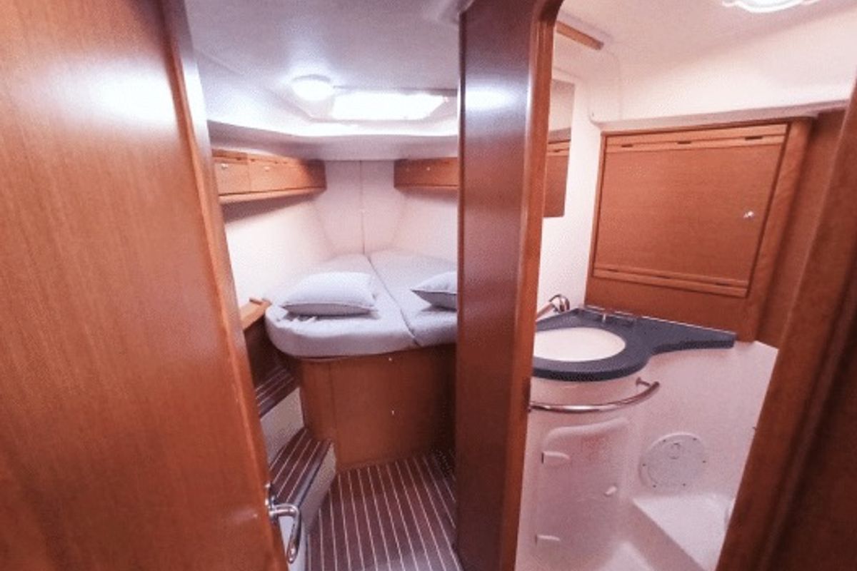Cabin on Santana, a Bavaria Cruiser 40 sailboat at Volos Municipality, Greece