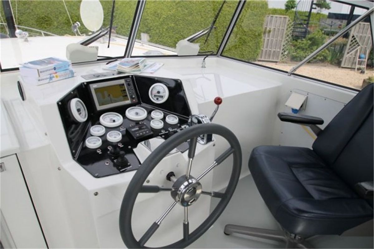 Cockpit of Nicole, a De Drait Kotterjacht 10.7 GL motorboat at Woudsend, Netherlands