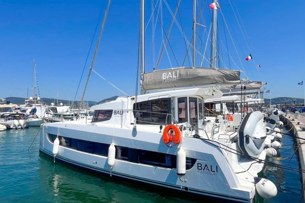 Exterior view of Hope, a Bali Catsmart catamaran at Hyères, France