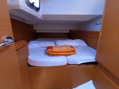Cabin on Piedanlo, a Jeanneau Sun Odyssey 409 sailboat at Olbia, Italy