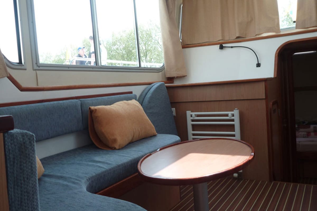 Salon of 1022-53, a Pénichette 1022 motorboat at Argens-Minervois, France