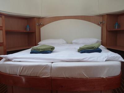 Cabin on 1022-53, a Pénichette 1022 motorboat at Argens-Minervois, France