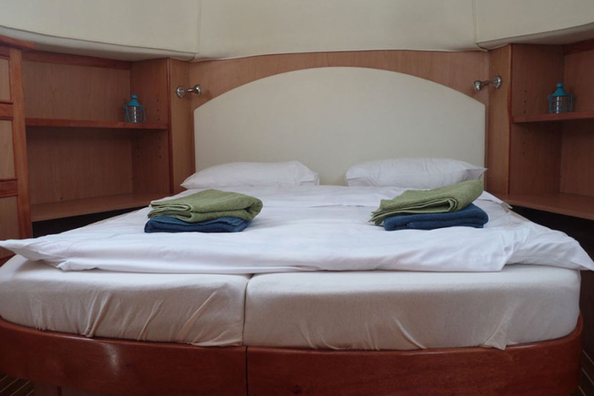 Cabin on 1022-53, a Pénichette 1022 motorboat at Argens-Minervois, France
