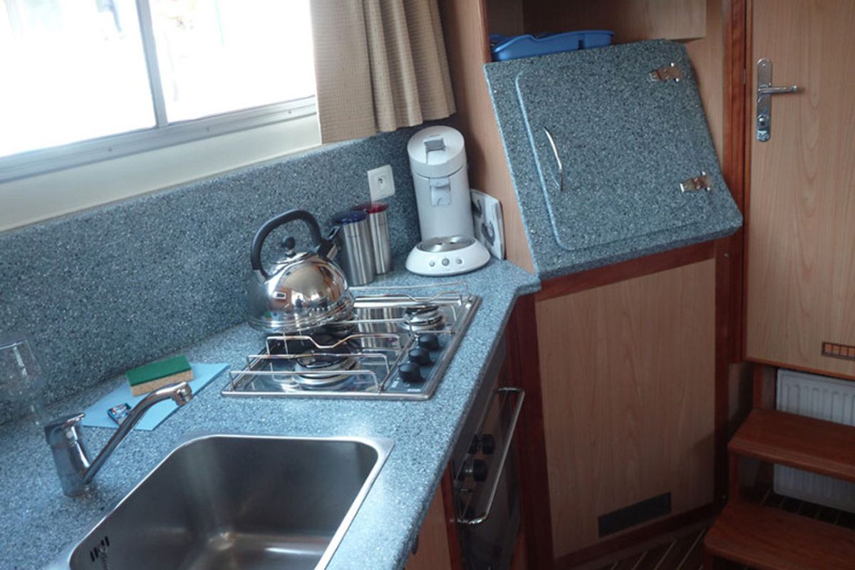 Galley of 1022-53, a Pénichette 1022 motorboat at Argens-Minervois, France