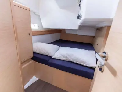 Cabin on MAMIWATA II, a Jeanneau Sun Odyssey 519 sailboat at Pisticci, Italy