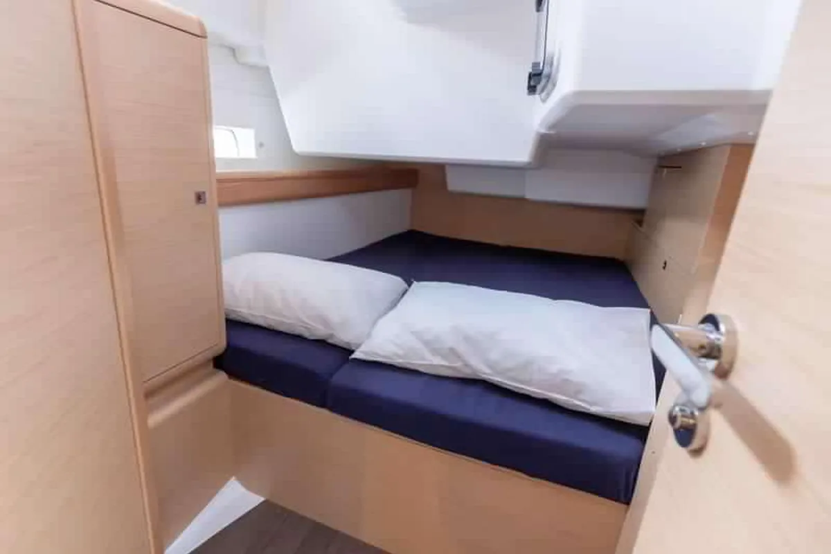 Cabin on MAMIWATA II, a Jeanneau Sun Odyssey 519 sailboat at Pisticci, Italy