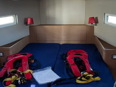 Cabin on Tuatha de Artaios, a Jeanneau Sun Odyssey 410 sailboat at Port Navalo, France