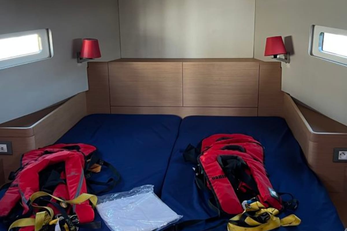 Cabin on Tuatha de Artaios, a Jeanneau Sun Odyssey 410 sailboat at Port Navalo, France