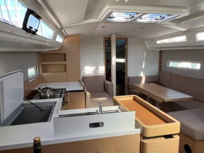 Salon of Tuatha de Artaios, a Jeanneau Sun Odyssey 410 sailboat at Port Navalo, France