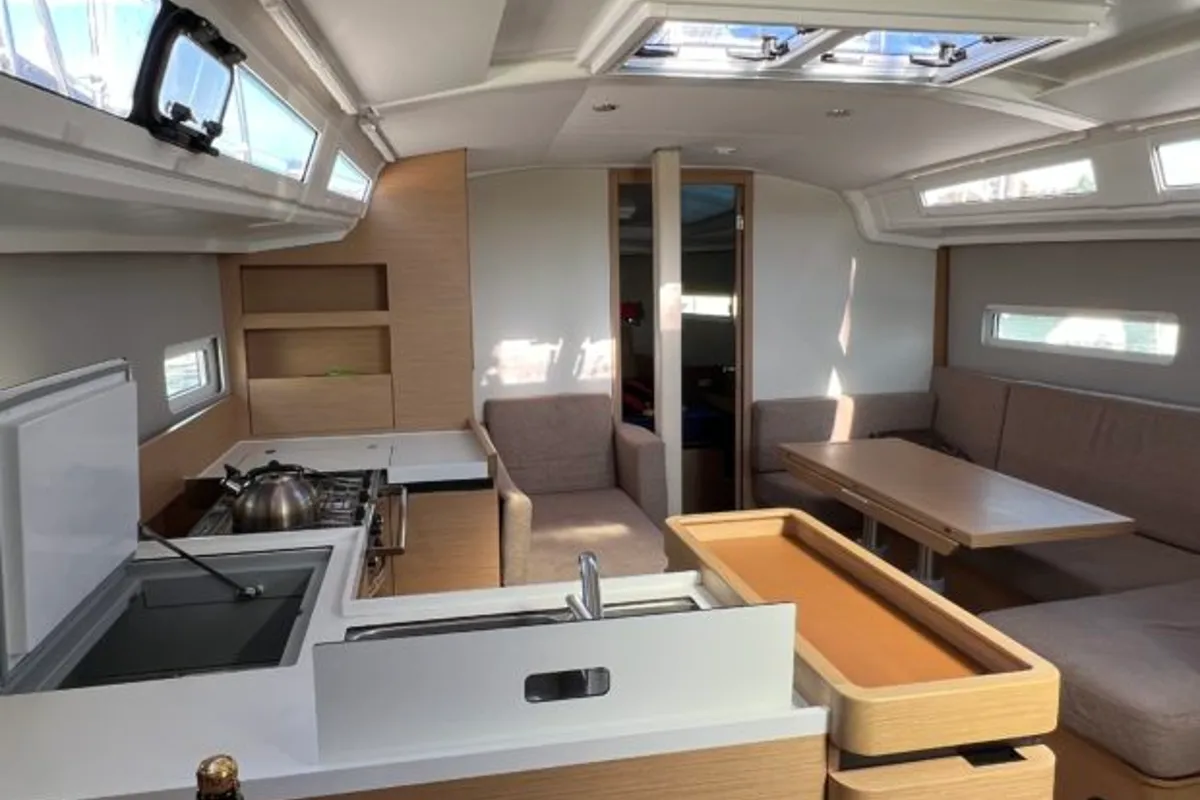 Salon of Tuatha de Artaios, a Jeanneau Sun Odyssey 410 sailboat at Port Navalo, France