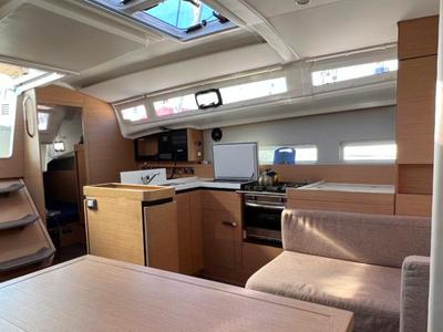 Galley of Tuatha de Artaios, a Jeanneau Sun Odyssey 410 sailboat at Port Navalo, France