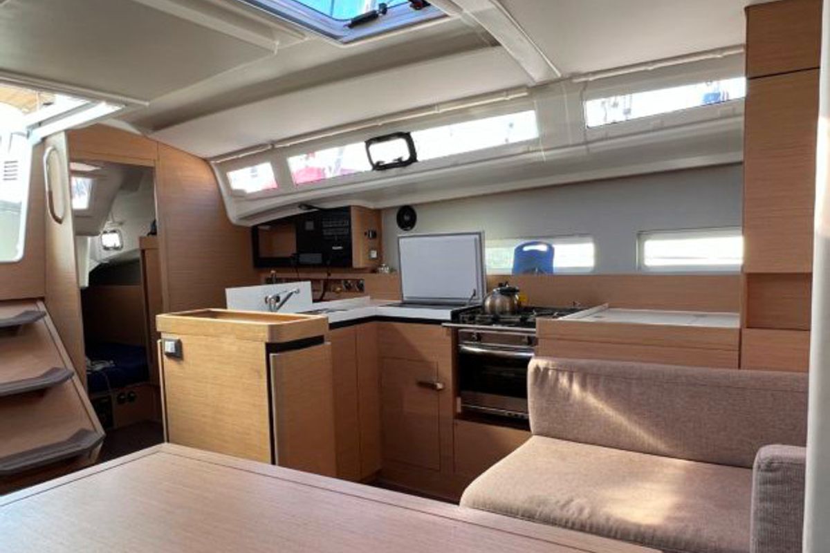 Galley of Tuatha de Artaios, a Jeanneau Sun Odyssey 410 sailboat at Port Navalo, France