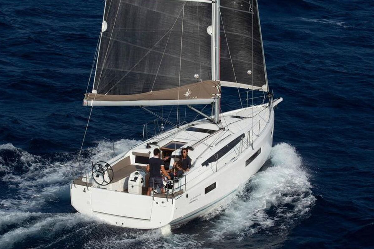 Exterior view of Tuatha de Artaios, a Jeanneau Sun Odyssey 410 sailboat at Port Navalo, France