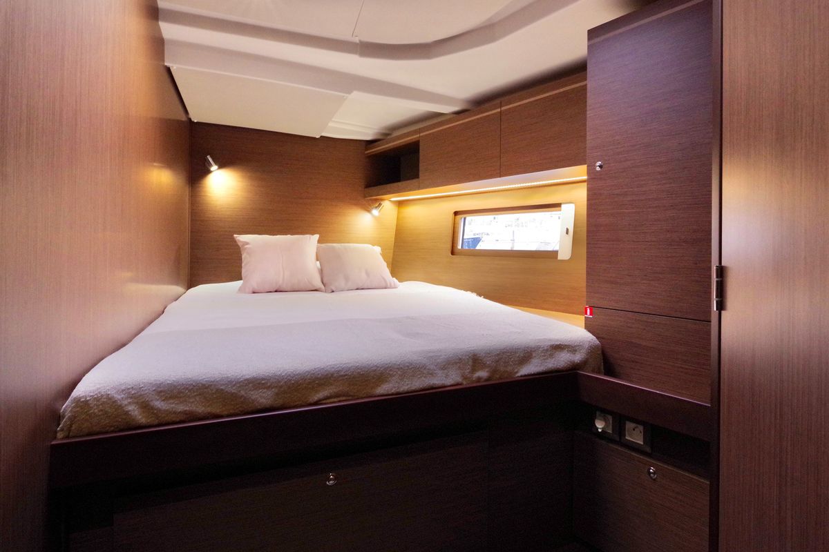 Cabin on Selinde, a Beneteau Oceanis 51.1 sailboat at Tonnarella, Italy