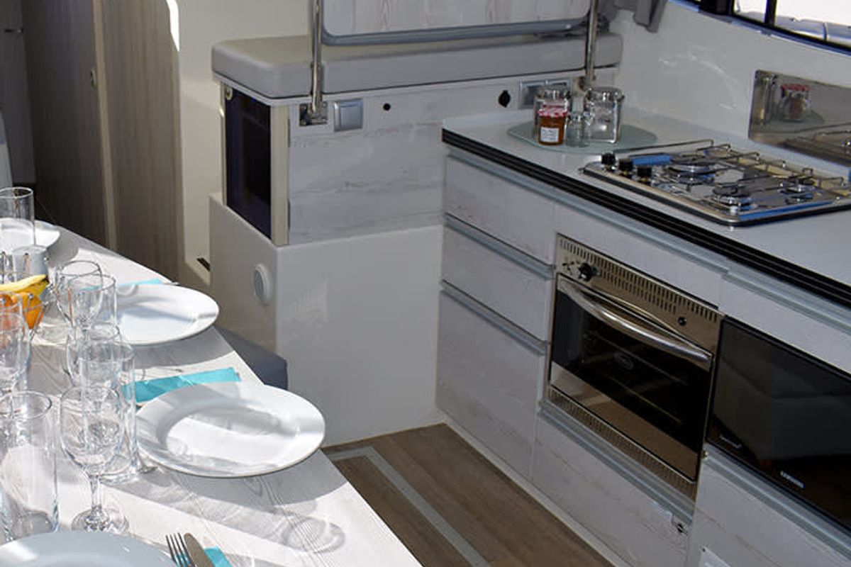 Galley of Horizon 4 - Premier 4, a Cygnet Horizon 4 motorboat at Branges, France