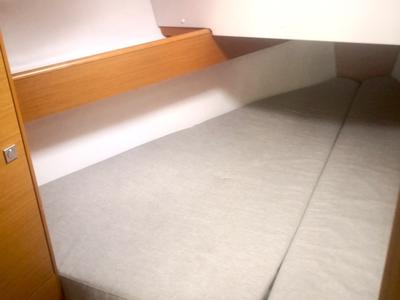 Cabin on Bibidou, a Jeanneau Sun Odyssey 30i sailboat at Toulon, France