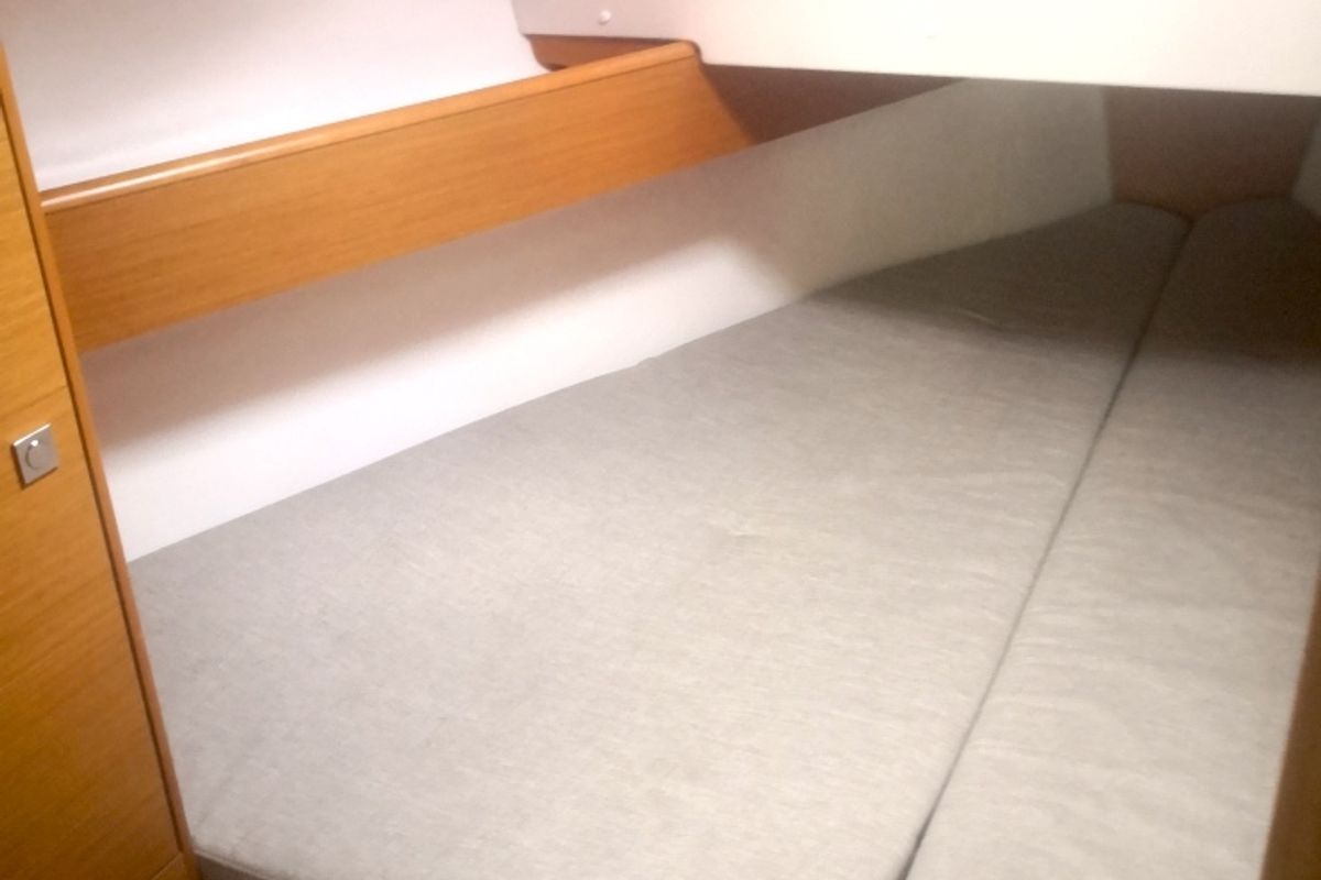 Cabin on Bibidou, a Jeanneau Sun Odyssey 30i sailboat at Toulon, France