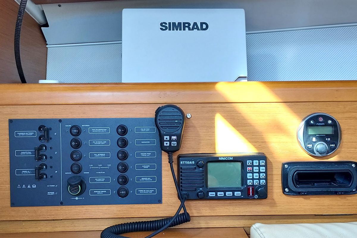 Bibidou, a Jeanneau Sun Odyssey 30i sailboat at Toulon, France
