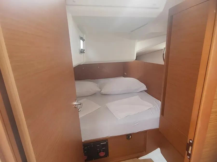 Floor plan of Greta, a Jeanneau Sun Odyssey 440 sailboat at Grad Pula, Croatia