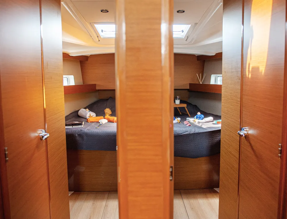 Cabin on Porto Fino, a Jeanneau Sun Odyssey 490 sailboat at Athens, Greece