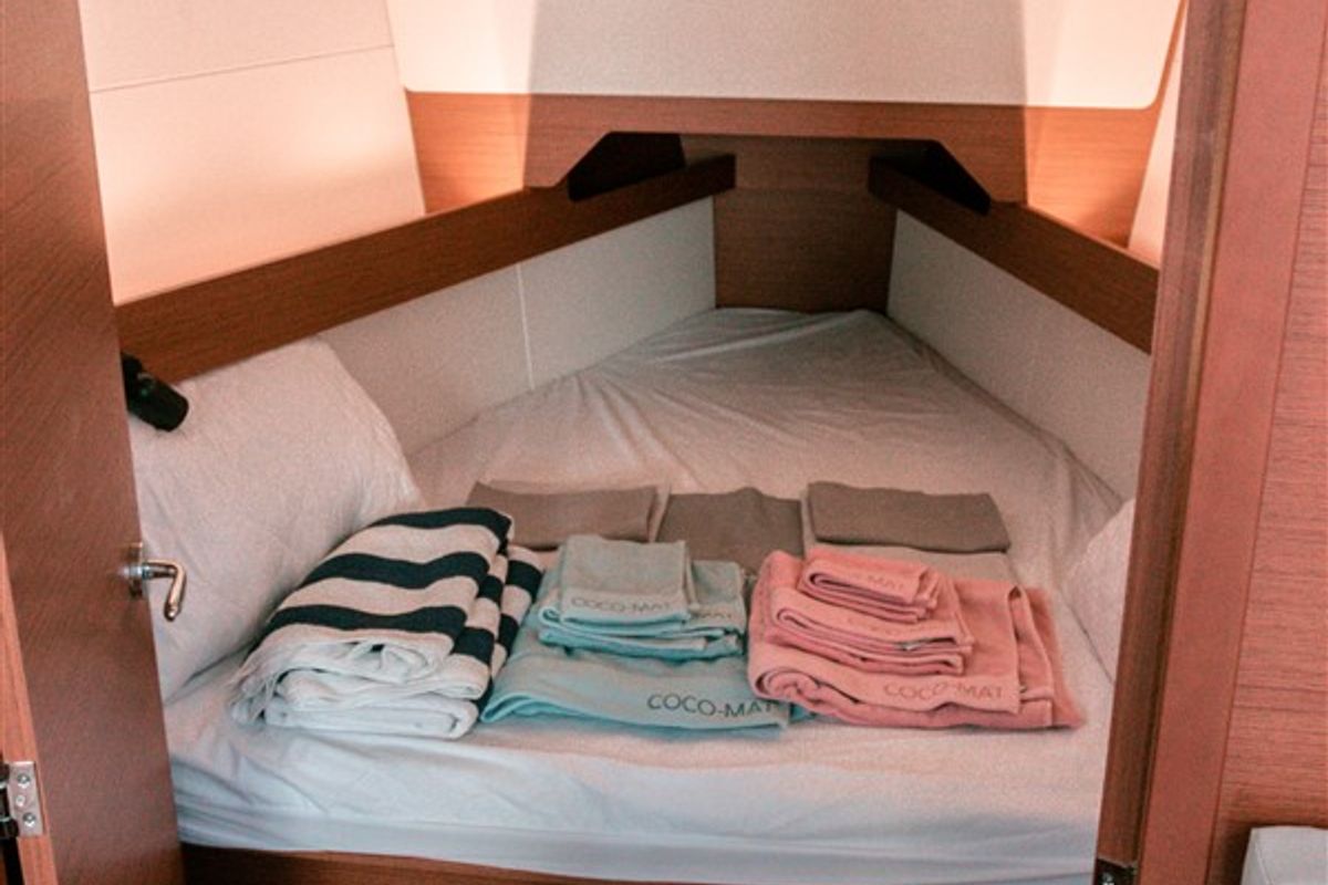 Cabin on Dimitra, a Jeanneau Sun Odyssey 349 sailboat at Volos Municipality, Greece