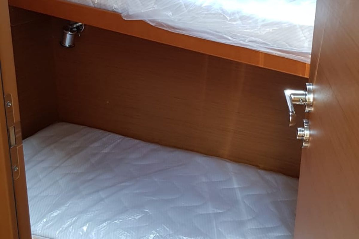 Cabin on Pata, a Jeanneau Sun Odyssey 519 sailboat at Cannigione, Italy