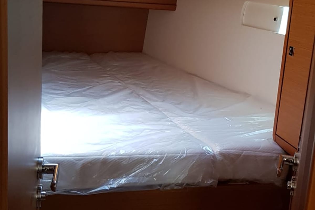 Cabin on Pata, a Jeanneau Sun Odyssey 519 sailboat at Cannigione, Italy