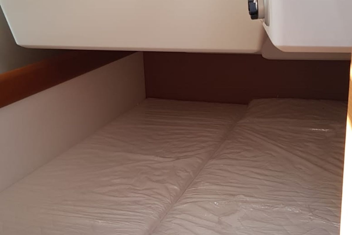 Cabin on Pata, a Jeanneau Sun Odyssey 519 sailboat at Cannigione, Italy