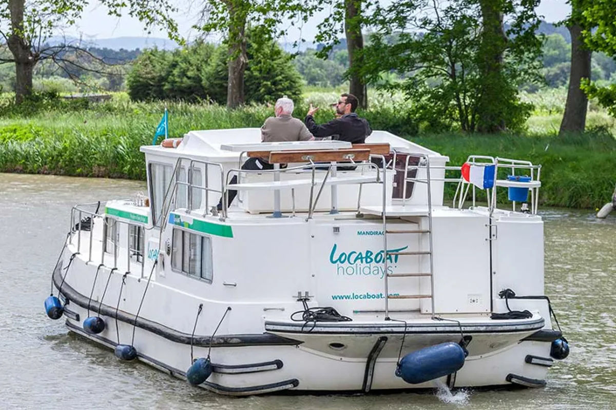 Salon of 1165-6, a Pénichette 1165 motorboat at Lattes, France