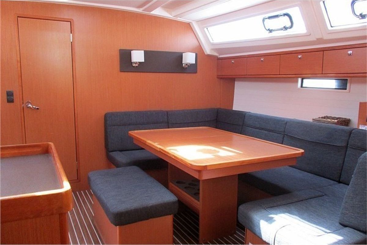 Salon of Krizia, a Bavaria Cruiser 46 sailboat at San Vincenzo, Italy