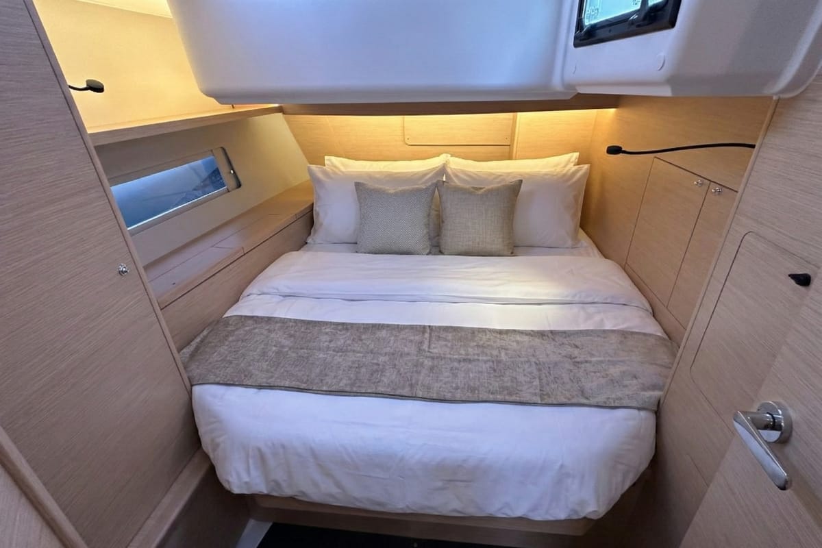 Cabin on Jéroboam, a Dufour 470 sailboat at Salerno, Italy