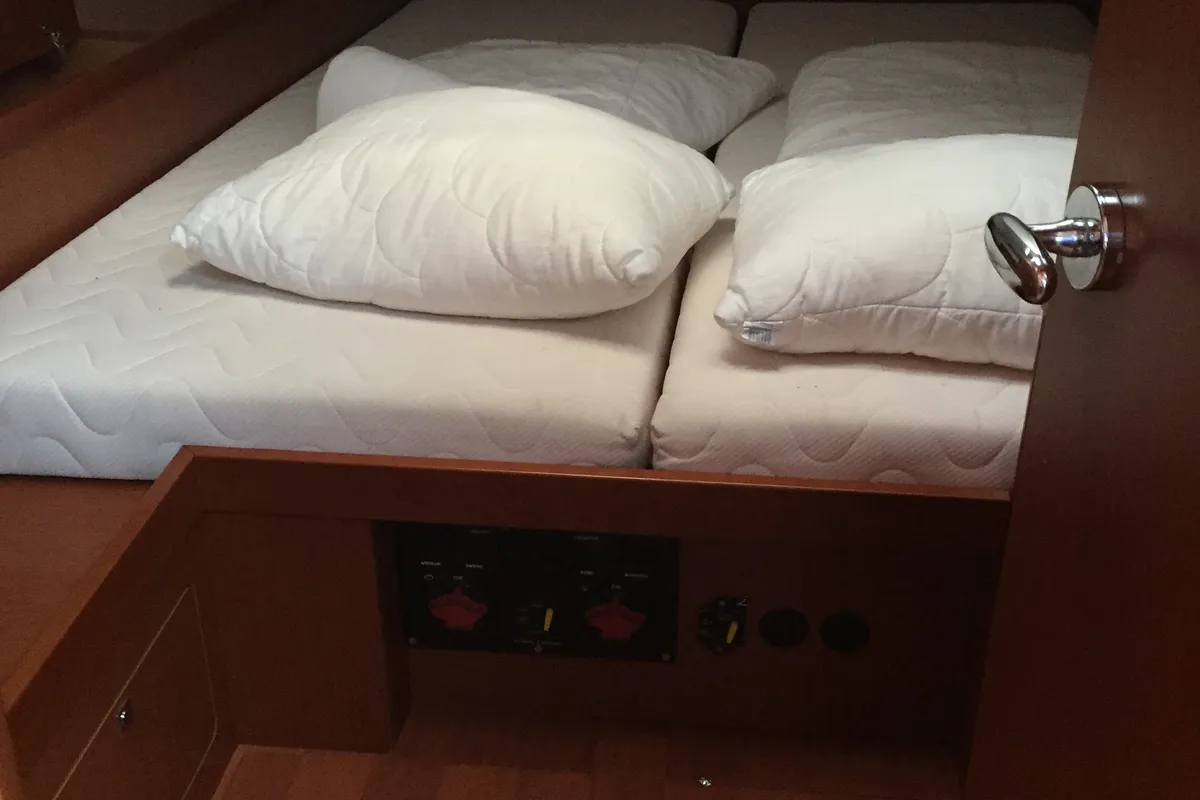 Cabin on San Clemente, a Beneteau Oceanis 48 sailboat at Općina Sukošan, Croatia
