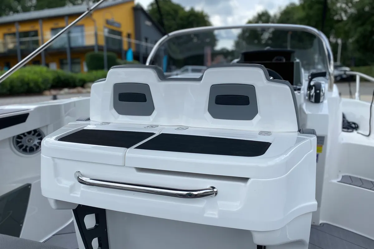 Karnic SL 702 One, a Karnic Karnic SL 702 motorboat at Göhren-Lebbin, Germany