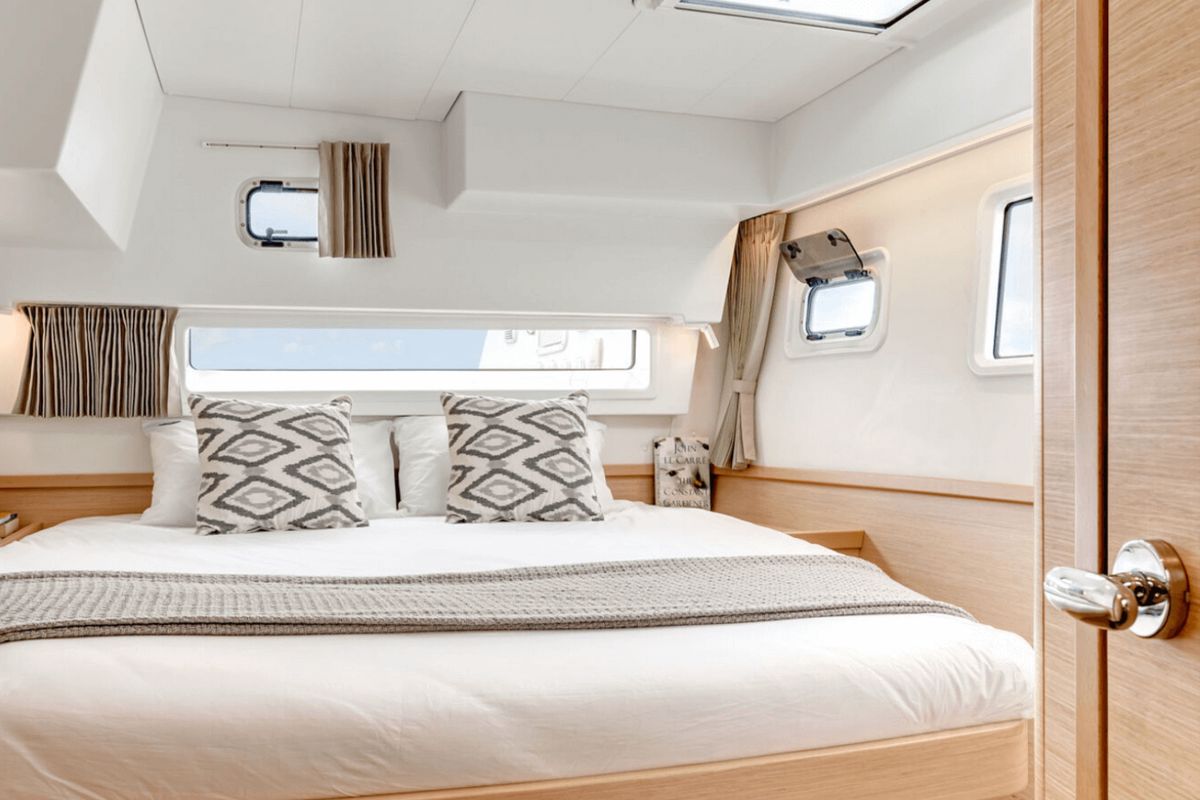 Cabin on HeyBlue, a Lagoon 42 catamaran at Parikia, Greece