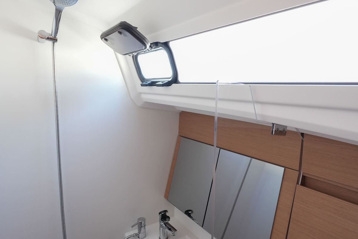 Galley of Colibrì, a Jeanneau Sun Odyssey 410 sailboat at Salerno, Italy