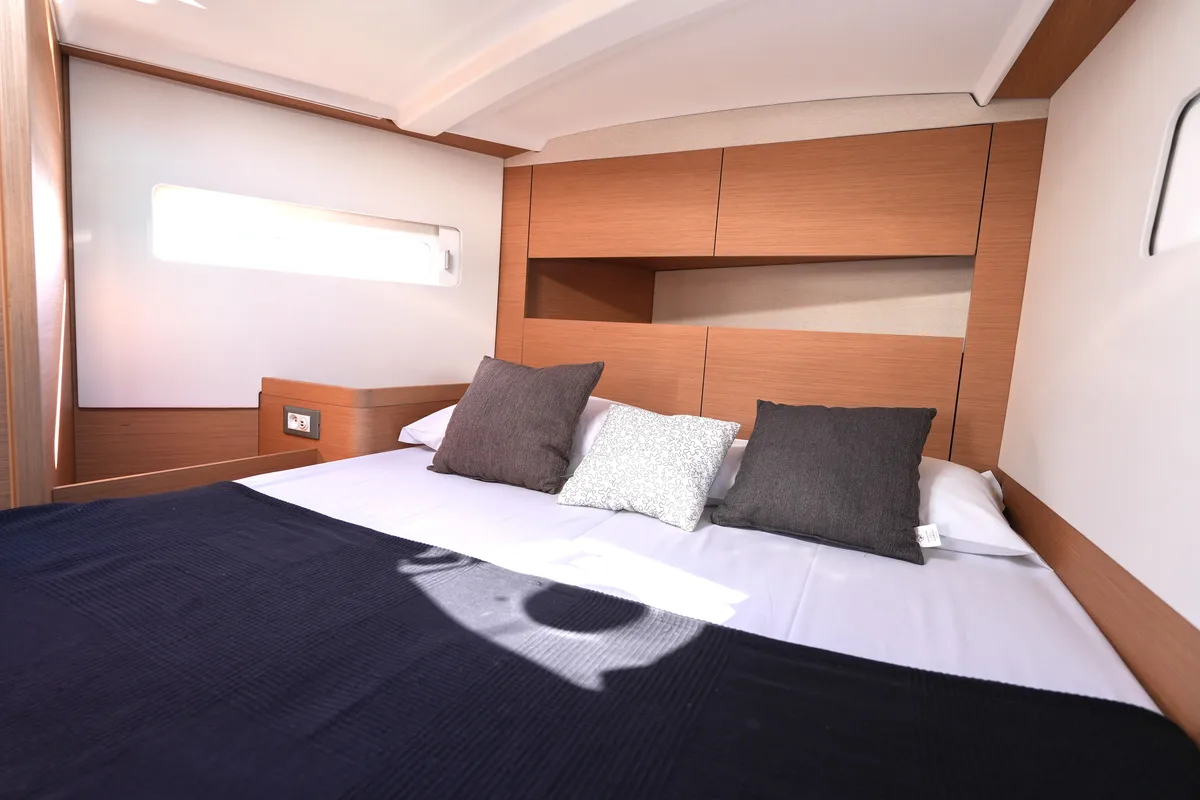 Cabin on Colibrì, a Jeanneau Sun Odyssey 410 sailboat at Salerno, Italy