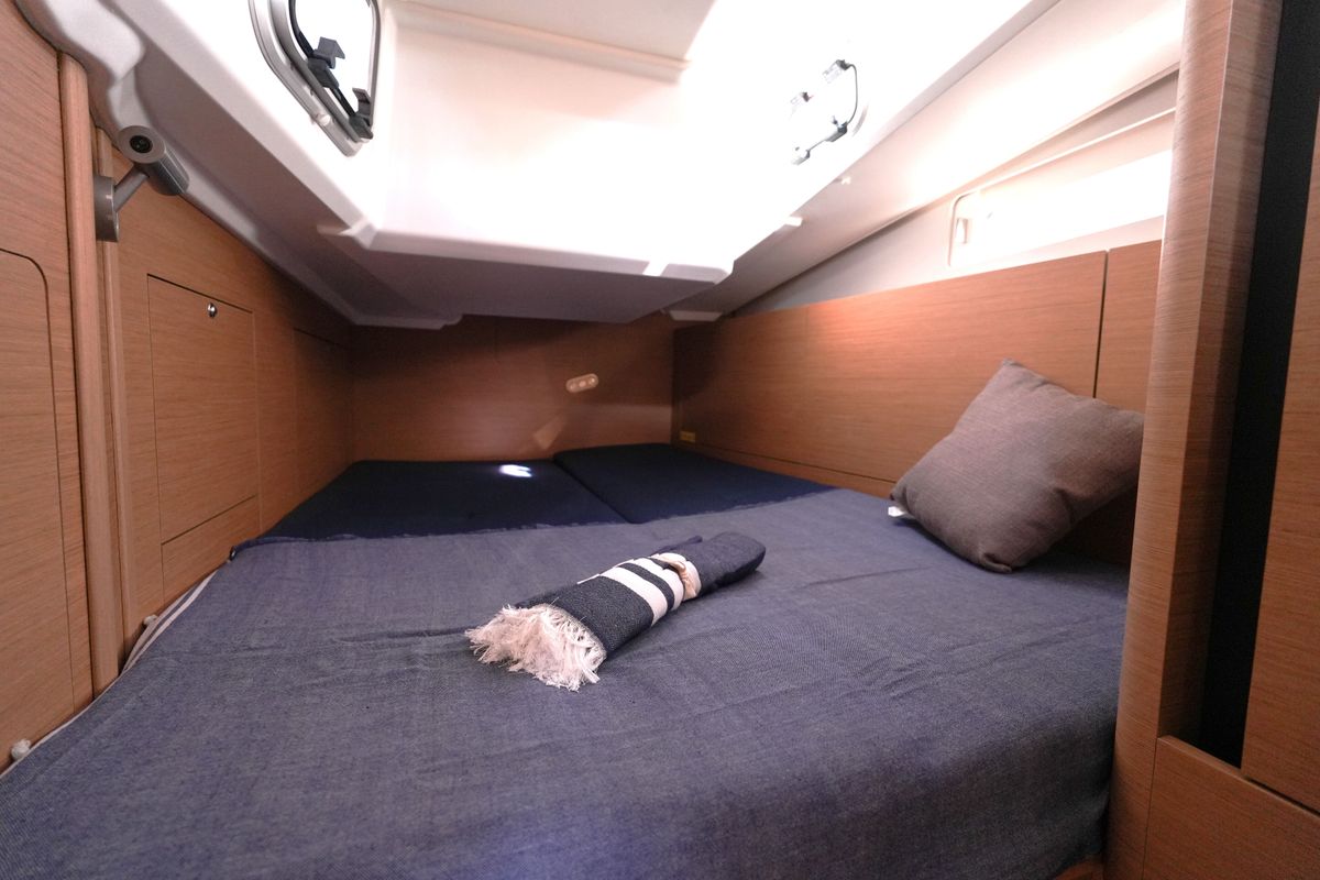 Cabin on Colibrì, a Jeanneau Sun Odyssey 410 sailboat at Salerno, Italy
