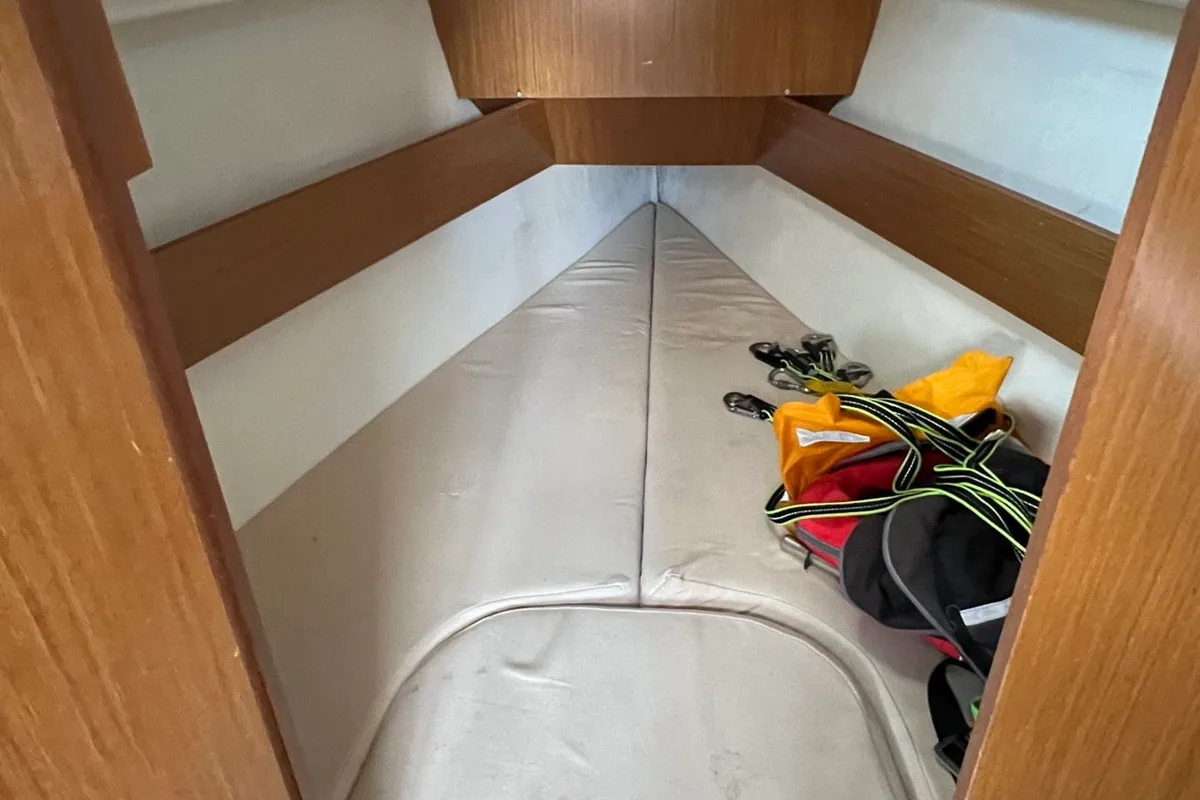 Cabin on Cabeche, a Jeanneau Sun Odyssey 29.2 sailboat at Port Navalo, France