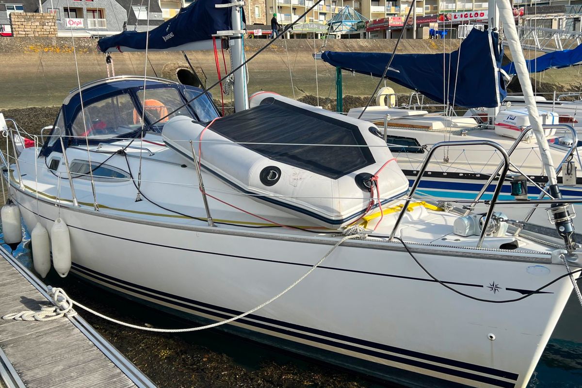 Exterior view of Cabeche, a Jeanneau Sun Odyssey 29.2 sailboat at Port Navalo, France