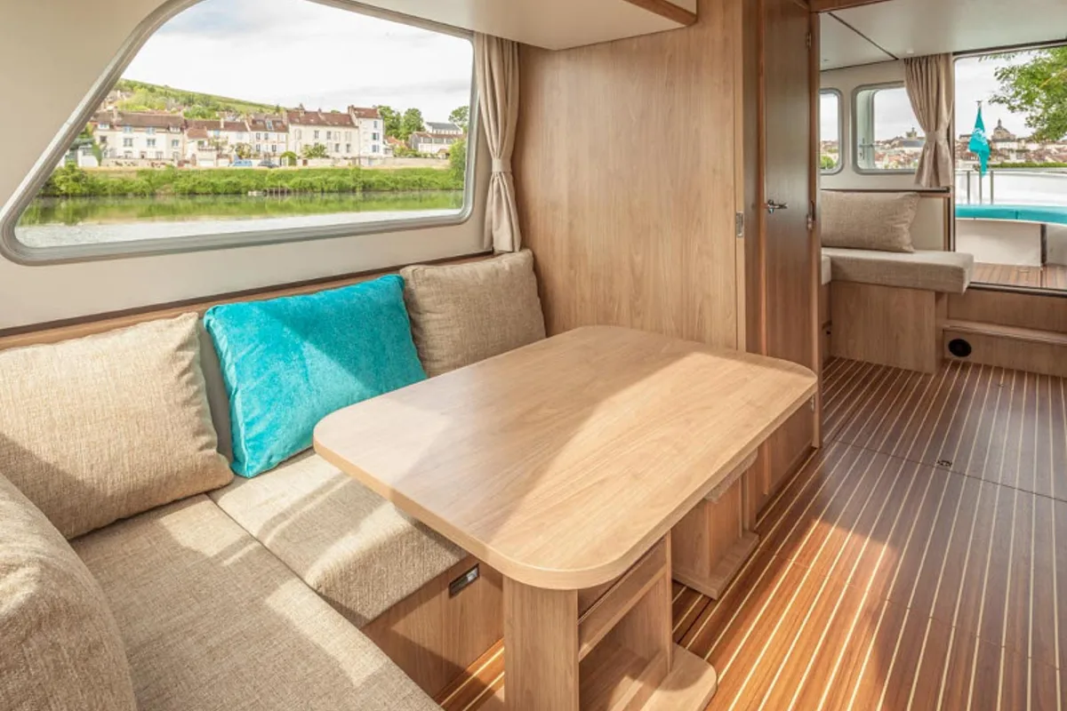 Salon of 950E-25, a Pénichette 950E motorboat at Saint-Léger-sur-Dheune, France