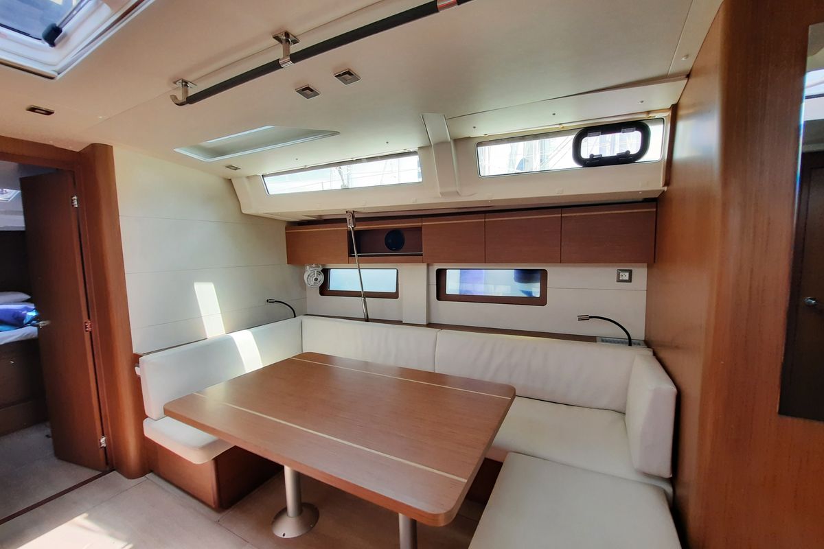 Salon of Senza Limiti II, a Beneteau Oceanis 51.1 sailboat at Tonnarella, Italy