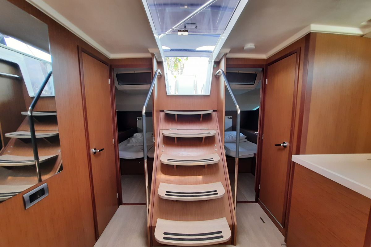 Cabin on Senza Limiti II, a Beneteau Oceanis 51.1 sailboat at Tonnarella, Italy