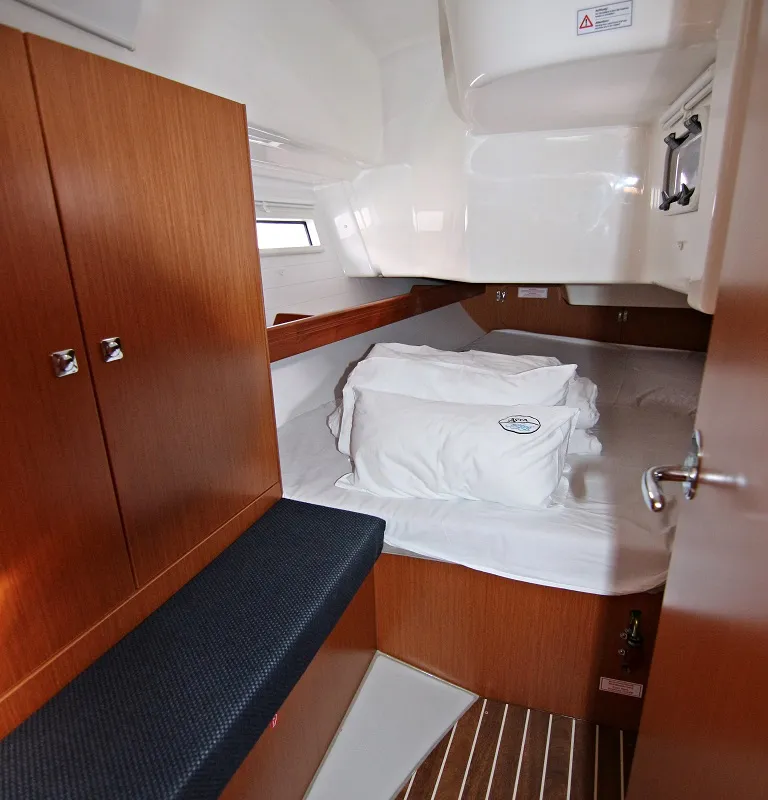 Cabin on Lucy, a Bavaria Cruiser 34 sailboat at Općina Sukošan, Croatia