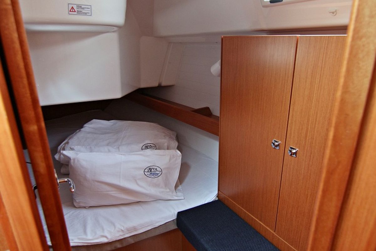 Cabin on Lucy, a Bavaria Cruiser 34 sailboat at Općina Sukošan, Croatia